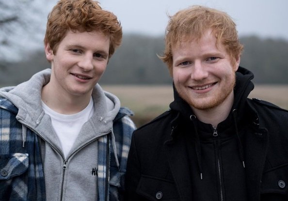 Ed Sheeran acha que o pai &#8220;pulou a cerca&#8221; uns anos após o seu nascimento&#8230;