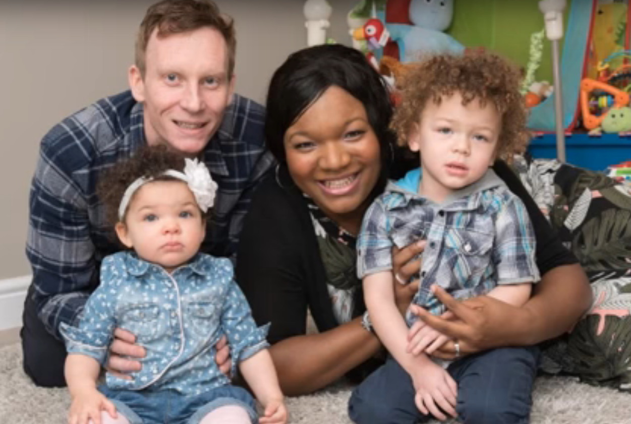 Esta Mãe negra é a única do mundo a ter dois filhos brancos