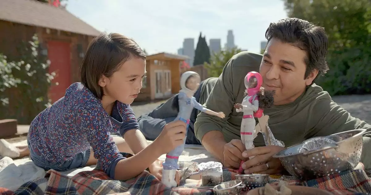 No novo anúncio da Barbie, são os Pais que brincam com as bonecas