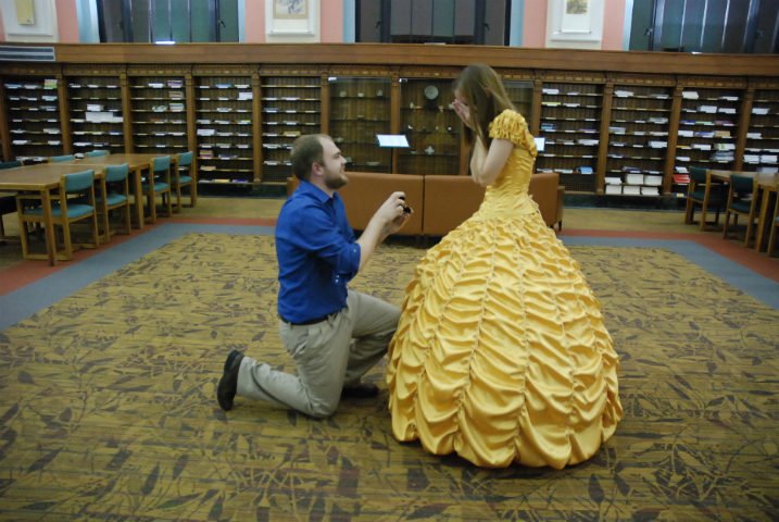 Ele recriou o vestido de Belle, do filme «A Bela e o Monstro», para um pedido de casamento épico