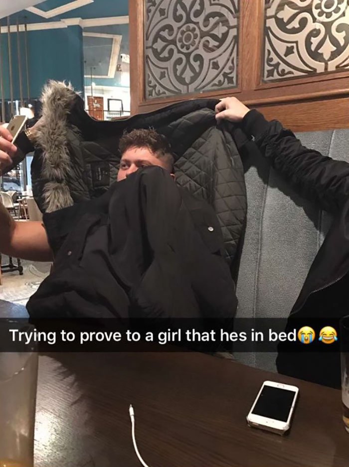 Estava num bar, e com esta foto convenceu a namorada de que estava na cama