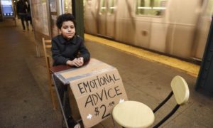 Menino de 11 anos dá aconselhamento emocional no metro de Nova Iorque