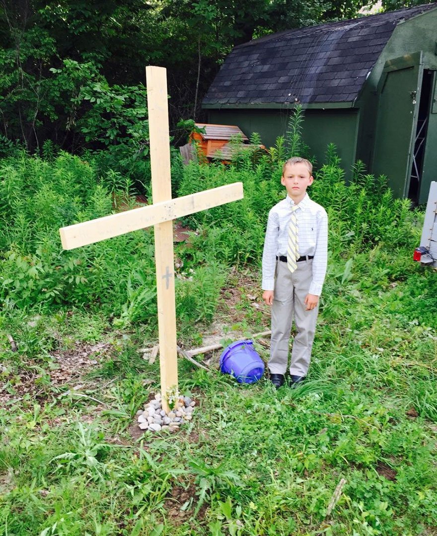 A foto deste menino a fazer o funeral à sua tartaruga ficou viral, e o motivo é comovente