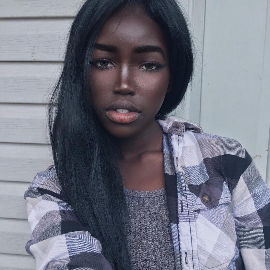Ela está a conquistar o Instagram com a sua beleza rara, e o tom de pele escuro