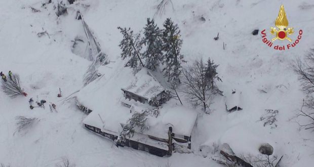 Avalanche em Itália atinge hotel e faz pelo menos 30 mortos