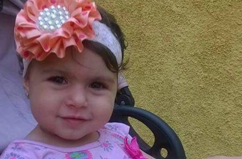 Bala perdida mata menina de 2 anos em restaurante