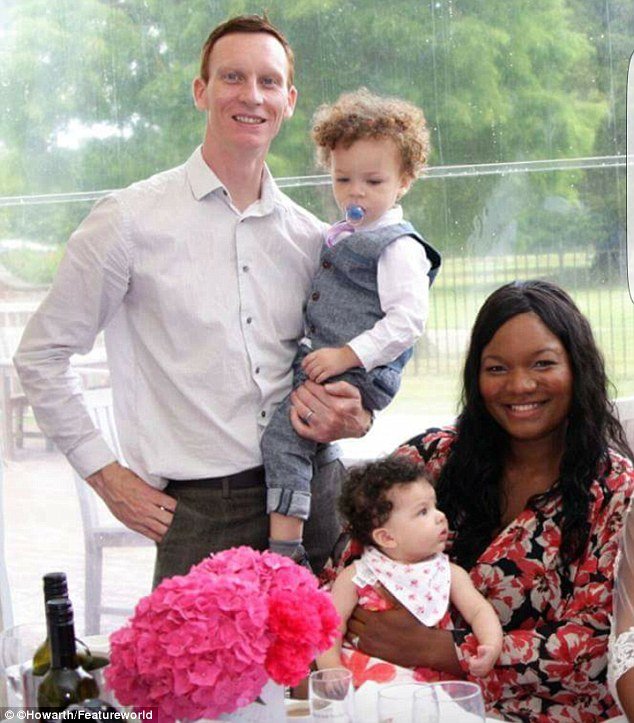 Esta Mãe negra é a única do mundo a ter dois filhos brancos