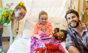 Miley Cyrus chora de emoção ao ouvir menina hospitalizada a cantar