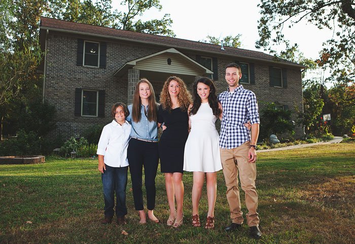 Divorciada e mãe de 4 filhos constrói casa com a ajuda de tutoriais no Youtube