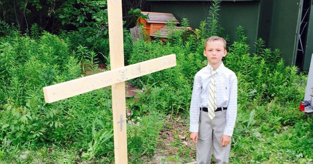 A foto deste menino a fazer o funeral à sua tartaruga ficou viral, e o motivo é comovente