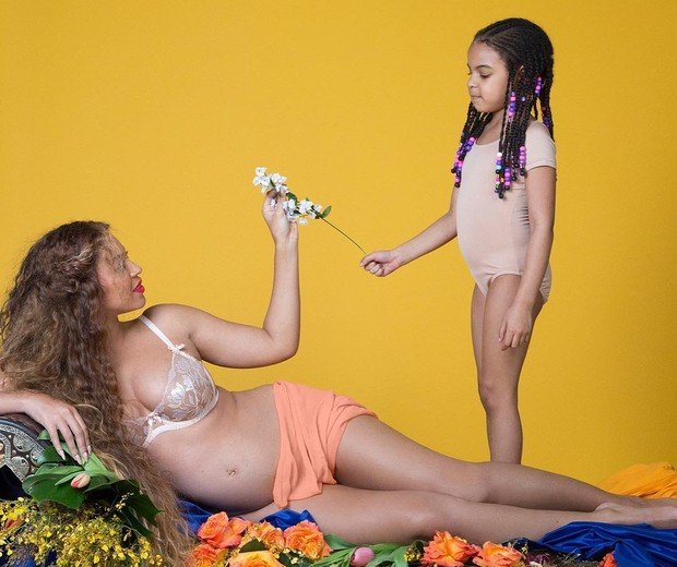 Beyoncé posa nua em fotos íntimas para mostrar a barriga ao lado da filha