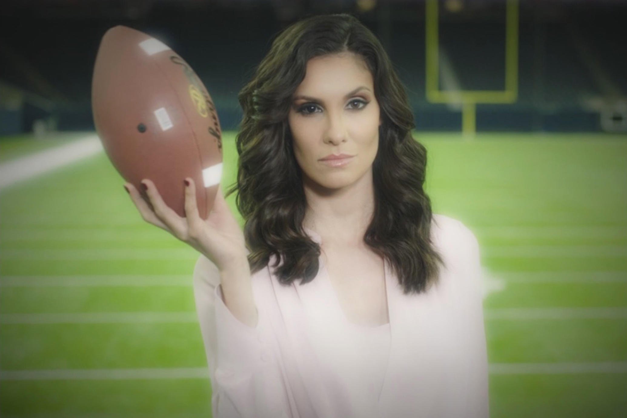 Daniela Ruah recria anúncio de Adriana Lima para o Super Bowl