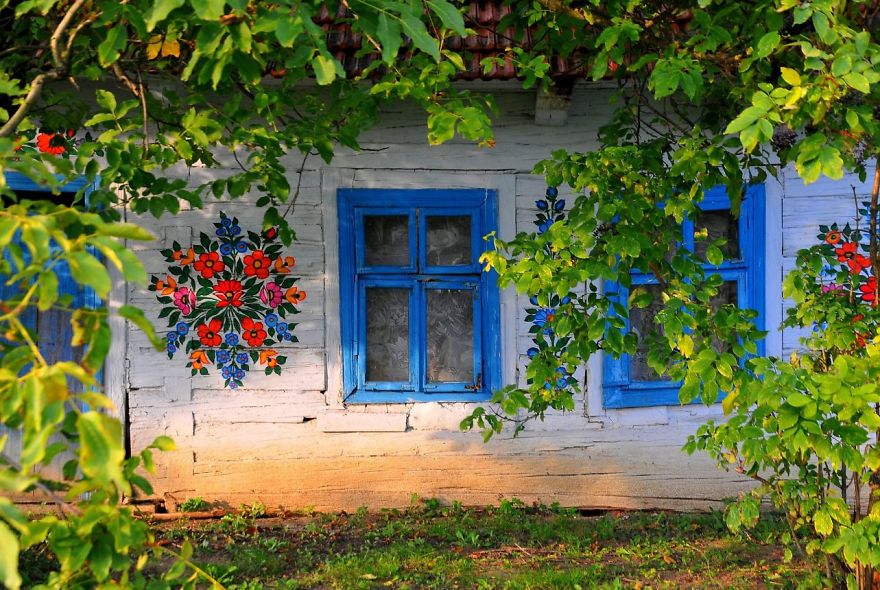 Nesta vila na Polónia todas a casas estão decoradas com flores