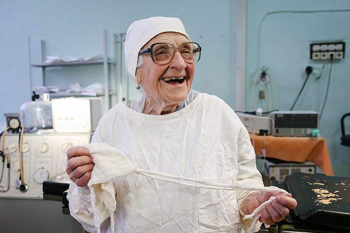 Esta cirurgiã tem 89 anos e ainda opera quatro vezes por dia