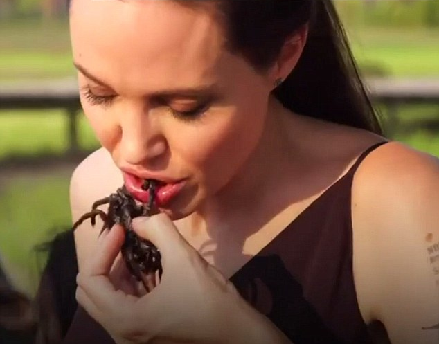 Angelina Jolie e filhos comem escorpiões e tarântulas no Cambodja