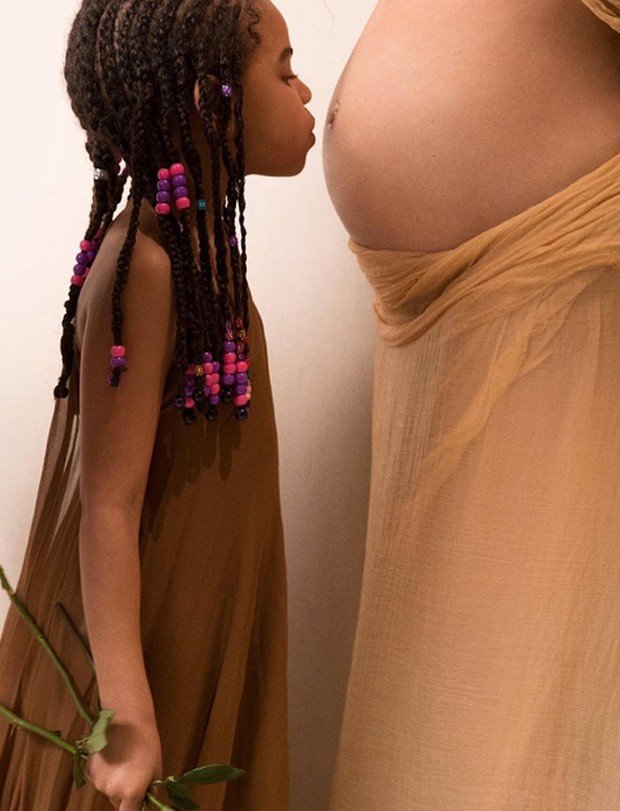 Beyoncé posa nua em fotos íntimas para mostrar a barriga ao lado da filha