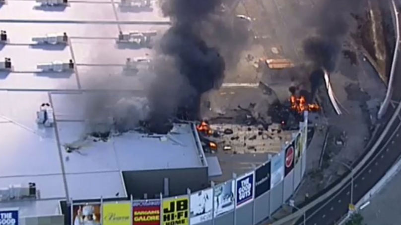 Vídeo capta o momento da queda do avião no centro comercial na Austrália