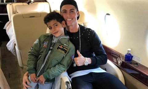 Cristiano Ronaldo mascara-se em festa da escola do filho