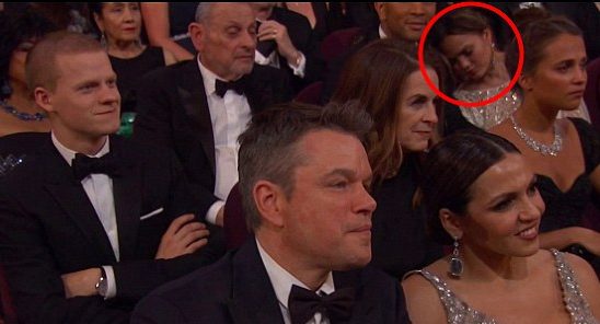 Chrissy Teigen, mulher de John Legend, apanhada a dormir nos Óscares&#8230; duas vezes