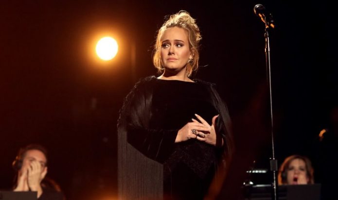 Adele chora no penúltimo concerto da tour&#8230;