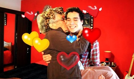 Jovem passou o Dia dos Namorados com a avó, que sofre de Alzheimer