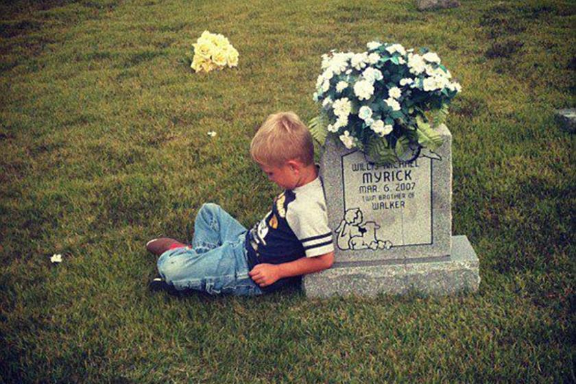 Gémeo que perdeu o irmão visita o túmulo para lhe contar sobre o primeiro dia de escola