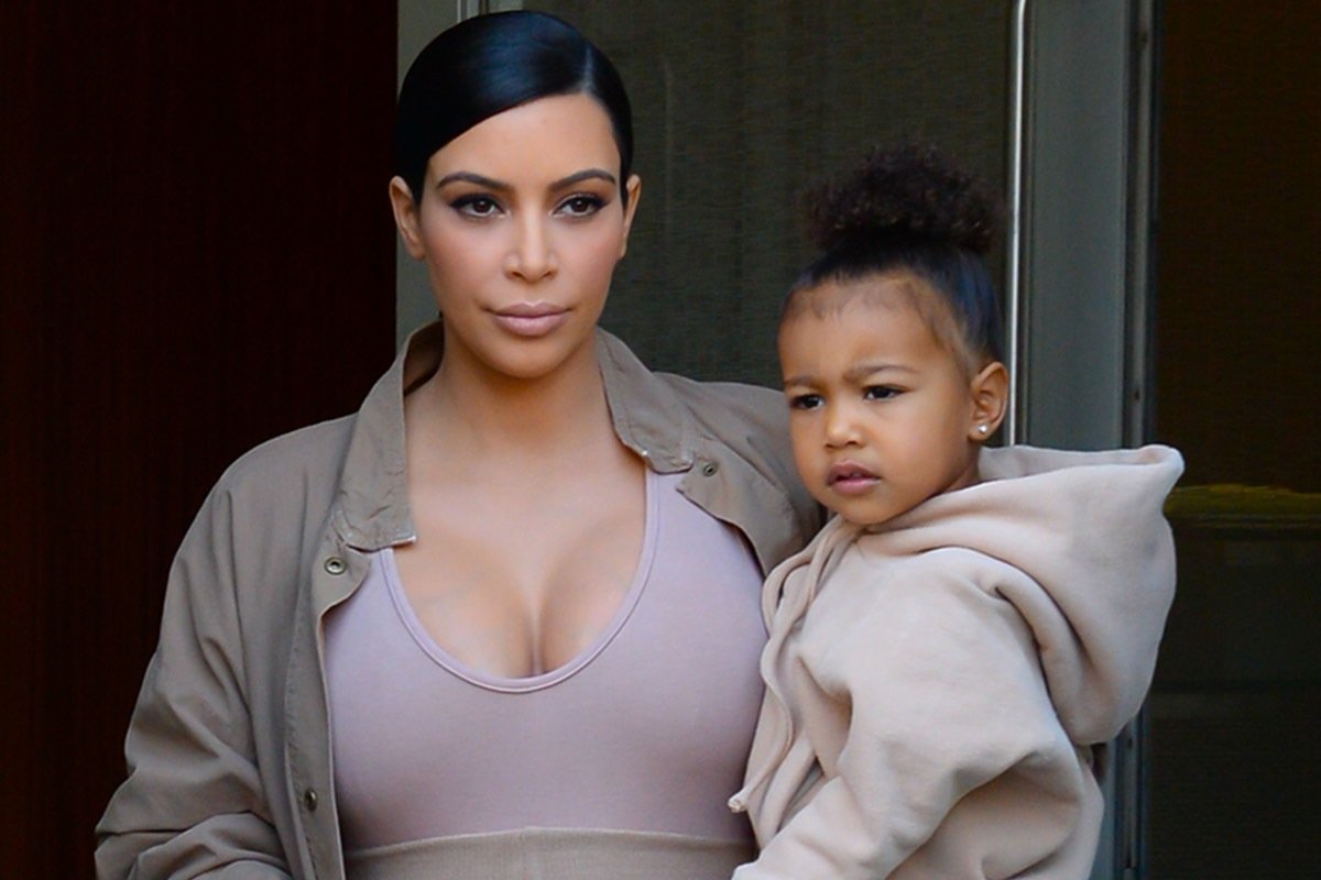 Filha de Kim Kardashian destrói o próprio quarto com verniz roxo
