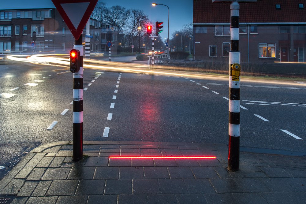 Cidade holandesa instala Leds no chão para quem anda distraído com o telefone