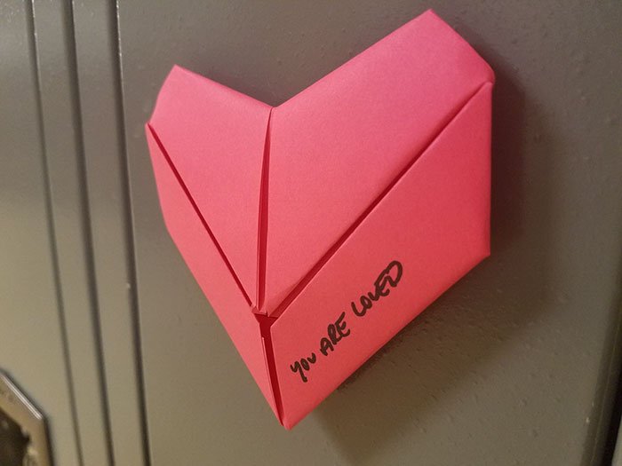 Estudante anónimo surpreende a escola inteira com 1500 origamis no Dia dos Namorados