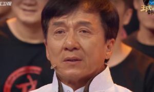 Jackie Chan chora em homenagem dos seus antigos duplos, que não via há vários anos