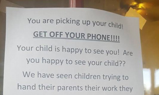 Jardim de infância arrasa pais: «prestam mais atenção aos telefones do que aos filhos»