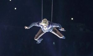 Afinal Lady Gaga não saltou do topo do estádio.