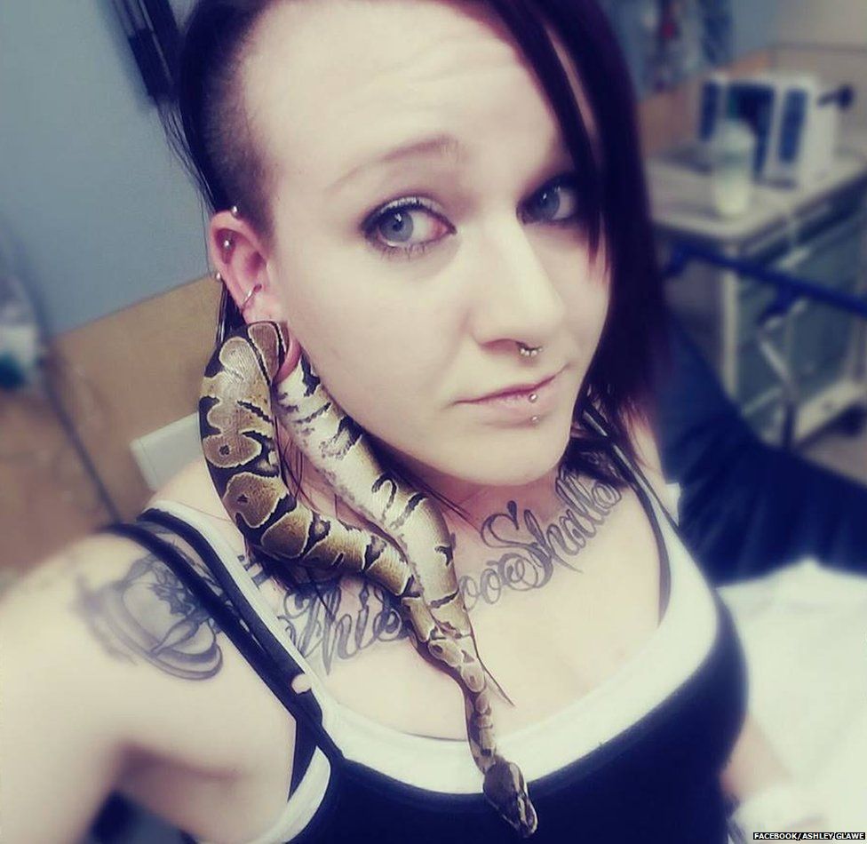 Sim, uma cobra enfiou-se no lóbulo da orelha desta mulher