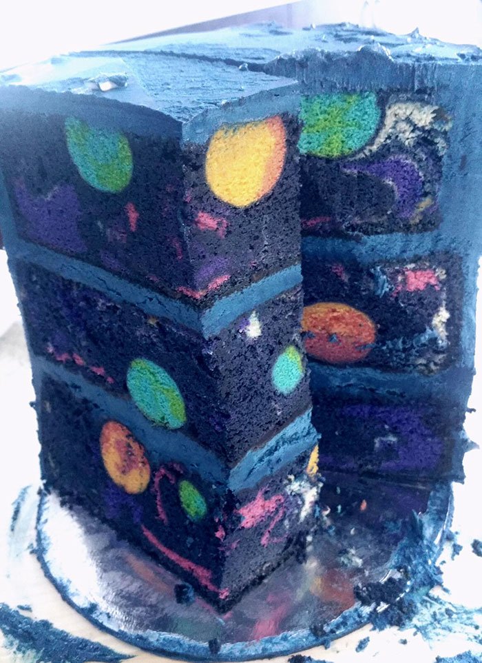 Este bolo de aniversário «espacial», tem uma galáxia no recheio