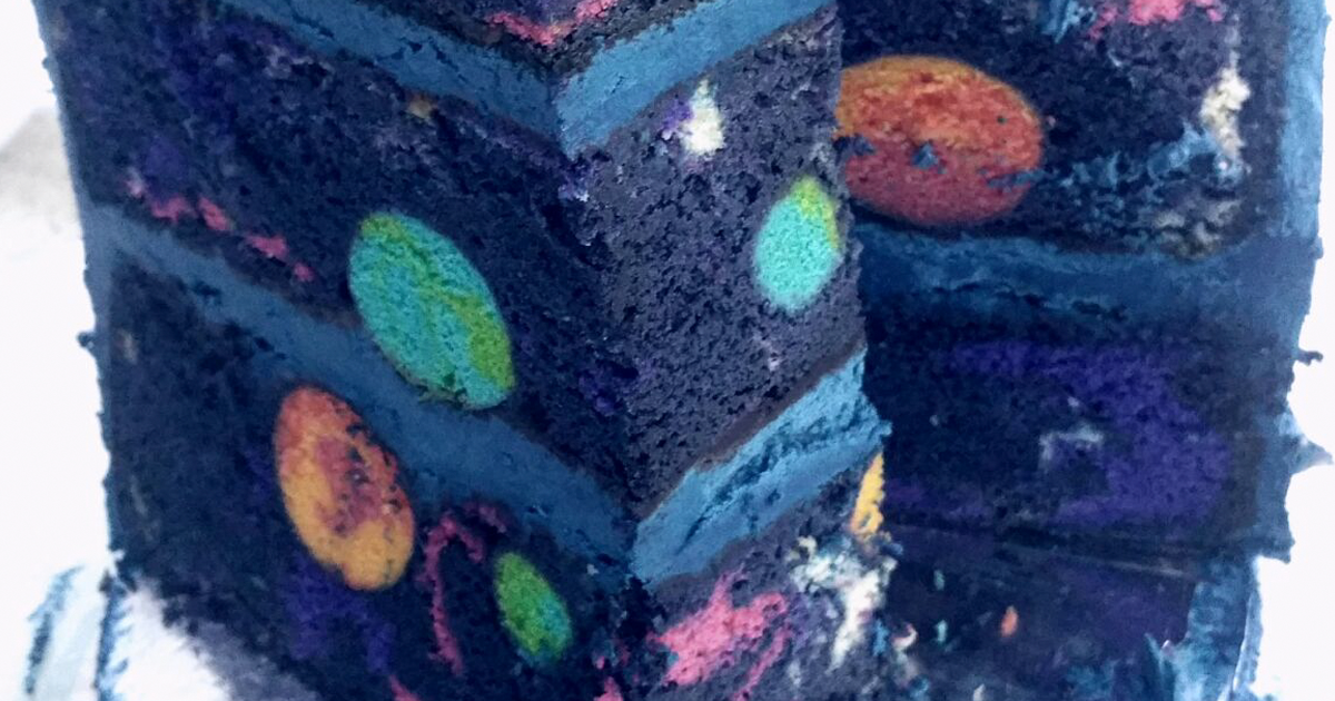 Este bolo de aniversário «espacial», tem uma galáxia no recheio
