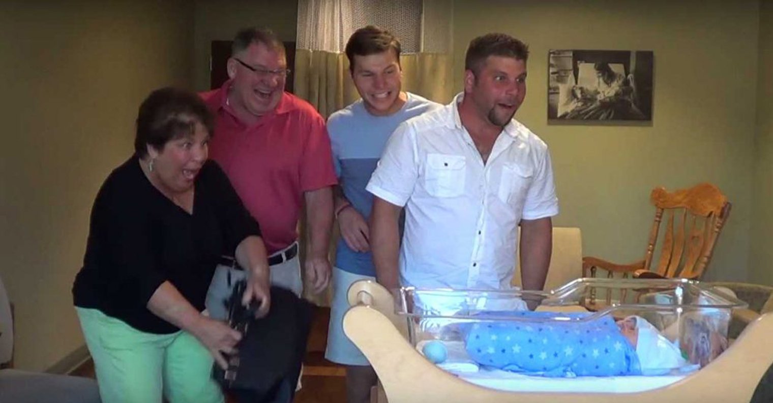 Mãe acaba de dar à luz, e a família tem enorme surpresa quando olha para o berço no hospital