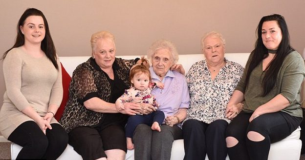 Esta é a única família com 6 gerações de mulheres vivas ao mesmo tempo, no Reino Unido