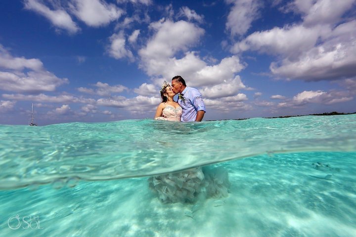 Casaram num banco de areia, em pelo Mar das Caraíbas, e foi lindo