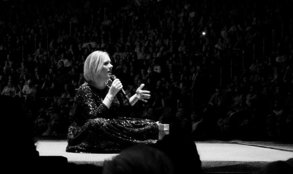 Fã tem ataque cardíaco durante concerto de Adele