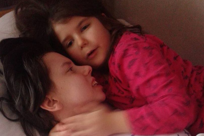Mãe vê a filha pela primeira vez depois de estar 7 anos em coma devido a complicações no parto