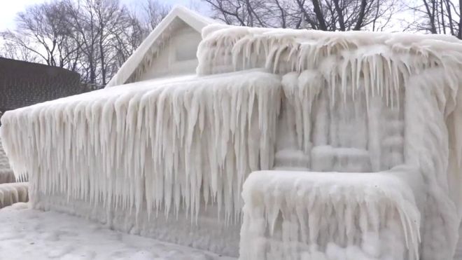 Casa em Nova Iorque fica envolta em gelo, depois de tempestade