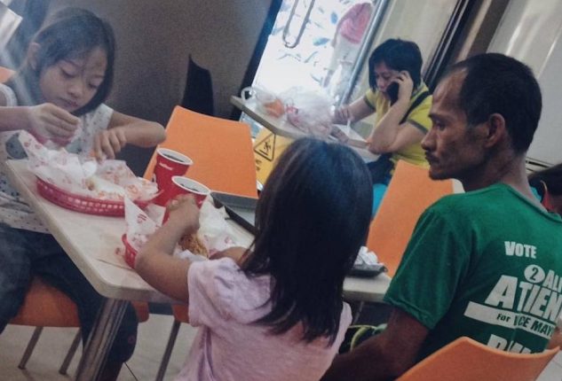 Pai levou filhas ao restaurante para comemorar, mas não comeu por falta de dinheiro