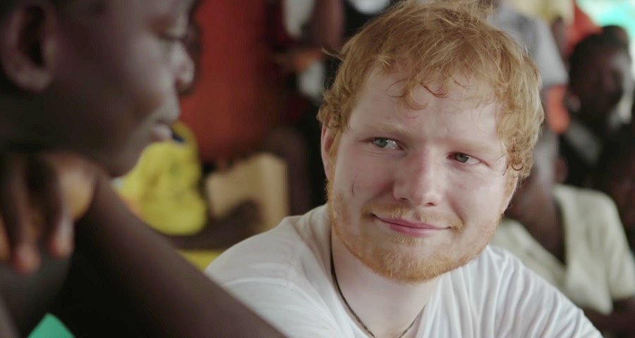 Ed Sheeran chora ao cantar com menina que perdeu o pai, vítima de ébola em África