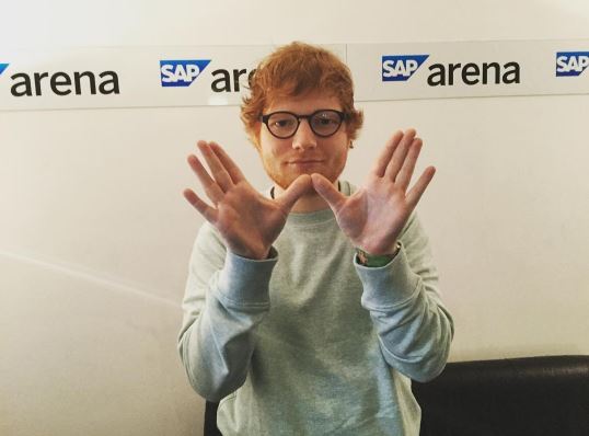 Ed Sheeran surpreende ao beijar anfitrião da Comic Relief&#8230;