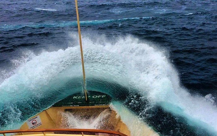 Imagens de ondas gigantes a atingir um ferry-boat de passageiros, metem medo só de ver