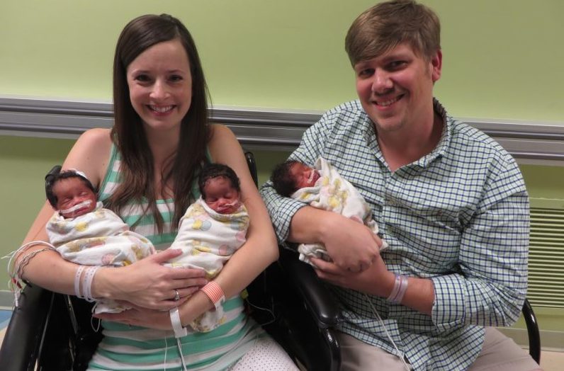 Quando este casal branco deu à luz as suas tri-gémeas negras, ninguém queria acreditar
