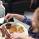 Menina a comer com a fotografia do pai ao lado fica viral, e inspira milhares de pessoas