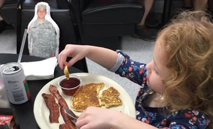 Menina a comer com a fotografia do pai ao lado fica viral, e inspira milhares de pessoas