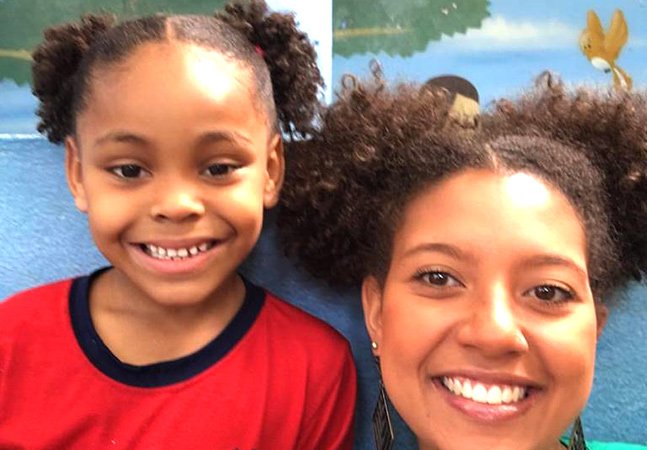 Professora faz penteado igual ao de aluna que sofreu bullying por causa do cabelo afro