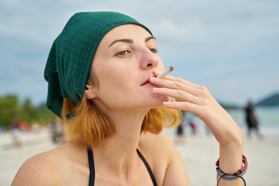 Comissão Europeia quer avançar com proibição de fumar nas praias